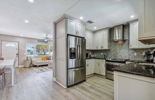 South Pinellas Community Council House | Stylish HGTV HOME! 4 BR Pool + Cabana 6 mins to BEACH option to heat pool