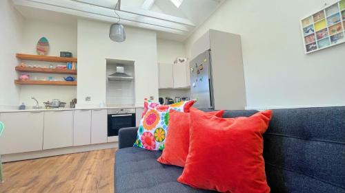 Grand Canal Dock Apartment | Stylish High Ceiling Home in South City Center