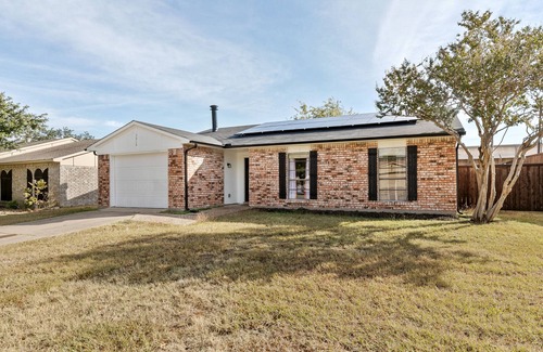 The Colony House | Stylish Home 3Bed 2Bath Yard & Ample Amenities