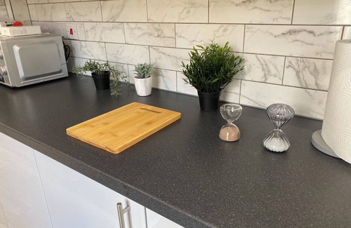 Bootle House | Stylish Home close to City Centre/Anfield Stadium/Hospital - Sleeps up to 10