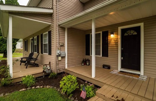 Geneva House | Stylish Home in Geneva, Ohio | Near Wineries | SPIRE | GOTL, Newly Renovated 4 Bedroom House in Ohio