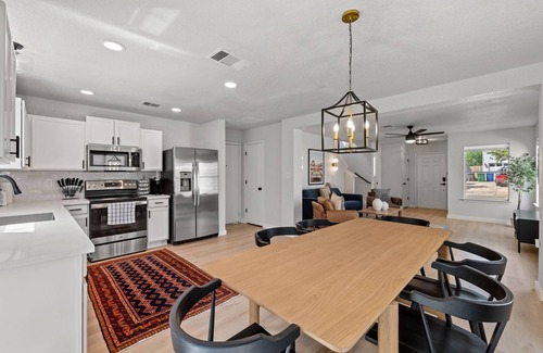 Maverick Creek House | Stylish home near UTSA, La Cantera, The Rim, and Six Flags