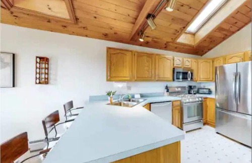 Mount Holly House | Stylish home w/WD, stunning views, mins to Okemo
