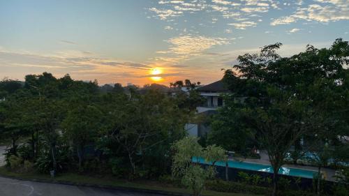 Batam House | Stylish home with amazing pool views
