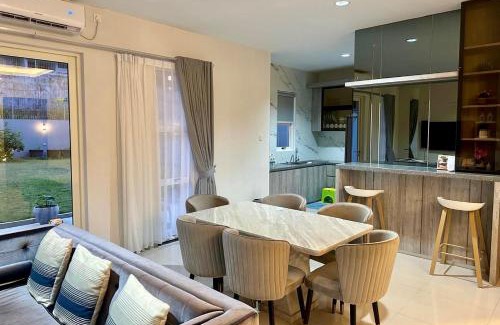Batam House | Stylish home with amazing pool views