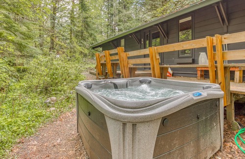 Rhododendron Cabin | Stylish Home with Deck, Private Hot Tub, W/D, Firepit, Forest Views, Free WiFi