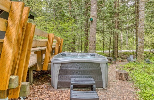 Rhododendron Cabin | Stylish Home with Deck, Private Hot Tub, W/D, Firepit, Forest Views, Free WiFi