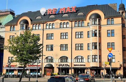 Kluuvi Apartment | Stylish home with stunning views of the railway square 74 m2