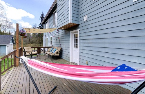 Lake Stevens House | Stylish Home with Private Office in Lake Stevens!