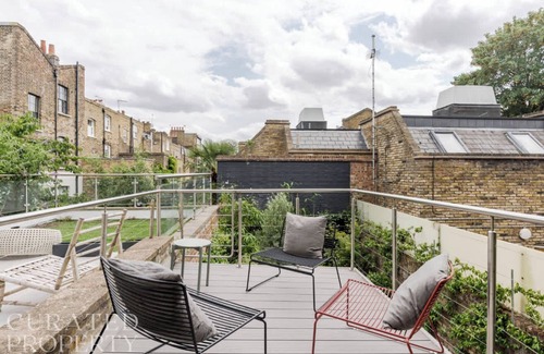 Islington House | Stylish IslingtonTownhouse with Terrace & Garden