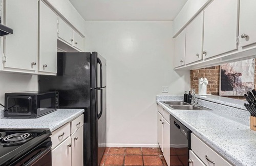 Bouldin Apartment | Stylish King Suite Getaway | Sleeps 4 | Pool, Prkg