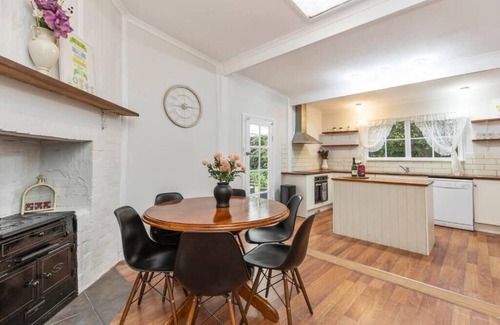 Lake Albert House | Stylish Lake Albert Cottage. Wagga Wagga