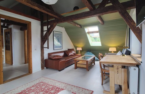 Hosterwitz Apartment | Stylish listed house. With sauna, fitness studio and a small garden. Bathing pond.
