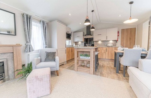 South Lakeland Leisure Village Ski Chalet | Stylish Lodge on popular holiday park, easy access to Lakes and Dales and free parking