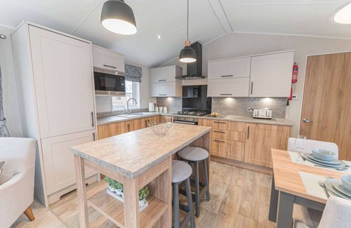 South Lakeland Leisure Village Ski Chalet | Stylish Lodge on popular holiday park, easy access to Lakes and Dales and free parking