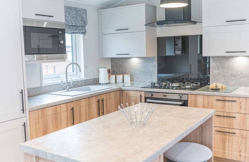 South Lakeland Leisure Village Ski Chalet | Stylish Lodge on popular holiday park, easy access to Lakes and Dales and free parking