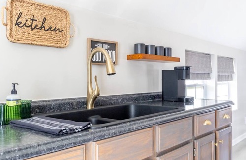 La Grange Apartment | Stylish Loft for 2-3 Near Downtown | 15 min from Round Top | The Otis