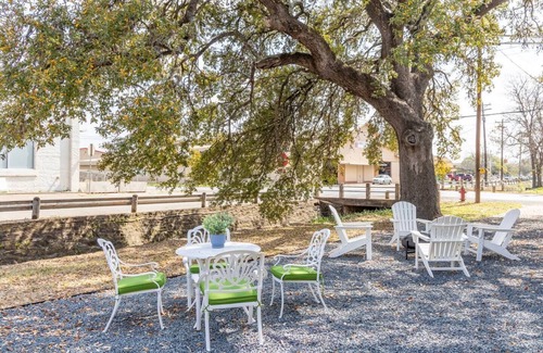 La Grange Apartment | Stylish Loft for 2-3 Near Downtown | 15 min from Round Top | The Otis