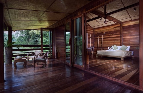 Wieng Cottage | Stylish loft in stilted wooden longhouse
