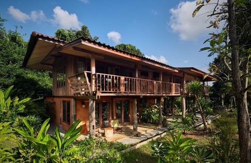 Wieng Cottage | Stylish loft in stilted wooden longhouse
