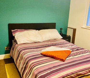 Finchley Church End House | Stylish London Living with Free Parking in Super Host 5 Star Home