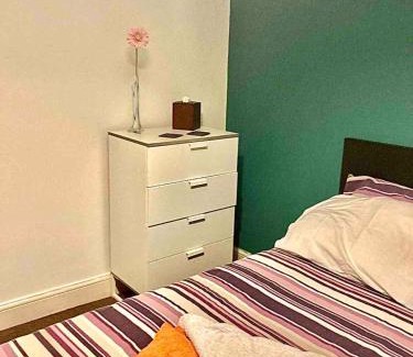 Finchley Church End House | Stylish London Living with Free Parking in Super Host 5 Star Home