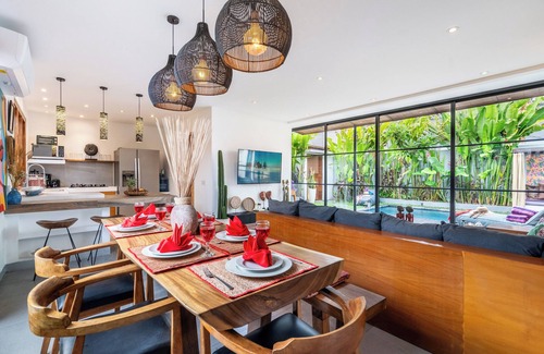 Kerobokan Villa | Stylish Lux Design, 5-mins drive to Beach, BBQ, Calm, Cozy & Fast WIFI.