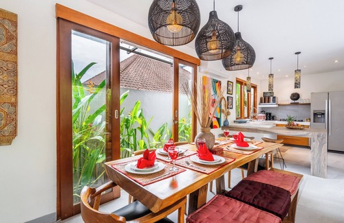 Kerobokan Villa | Stylish Lux Design, 5-mins drive to Beach, BBQ, Calm, Cozy & Fast WIFI.