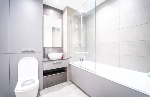 Royal Docks Apartment | “Stylish Luxury Apartment in Royal Wharf – Steps from Top Transport Links!”