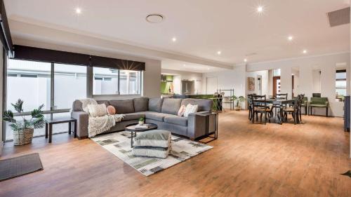 Geographe House | Stylish Marina-Front Getaway