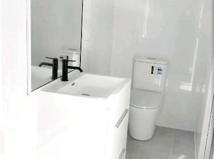 Glenfield House | Stylish Master Suite + Private Bathroom + TV FREE Parking Pet Friendly