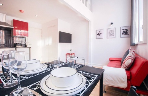 Birmingham City Centre Apartment | Stylish Mezzanine – Birmingham Centre - Parking Sleeps 4