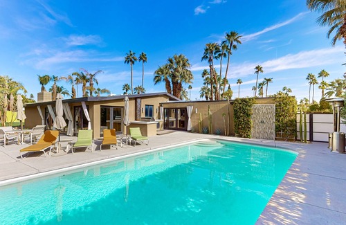 Vista Las Palmas House | Stylish Mid-century gem near downtown with pool, hot tub, fire table & WiFi