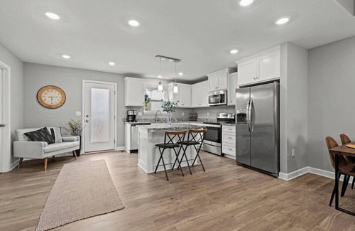 Grandview House | Stylish MidModern 3 Bed New Build - Upper Level/Private Entrance
