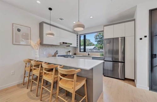 Cherrywood House | Stylish Minimalist Retreat: Central Austin, Tree-Top Views, Walkable to Mueller