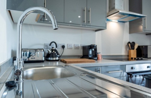 Madeley Apartment | Stylish Modern Apt with Terrace | Pass The Keys
