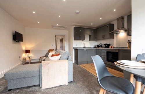 Madeley Apartment | Stylish Modern Apt with Terrace | Pass The Keys