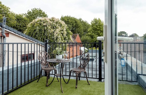 Madeley Apartment | Stylish Modern Apt with Terrace | Pass The Keys