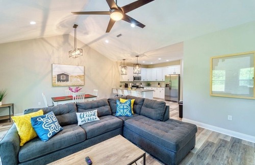 Dothan House | Stylish & Modern Dothan Getaway Mins to Downtown!