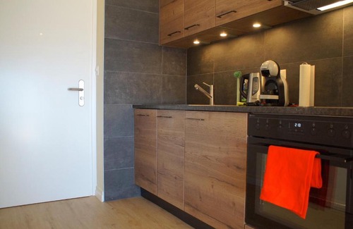 Lens Apartment | Stylish & Modern, Eperon