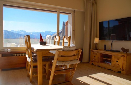 Lens Apartment | Stylish & Modern, Eperon