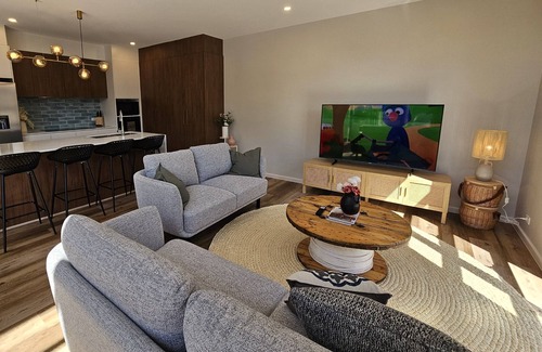 Pearce House | Stylish new 4bedrm Townhouse with 2 secured basement cars space+free wifi