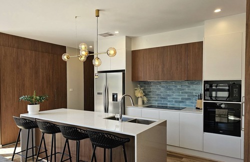 Pearce House | Stylish new 4bedrm Townhouse with 2 secured basement cars space+free wifi