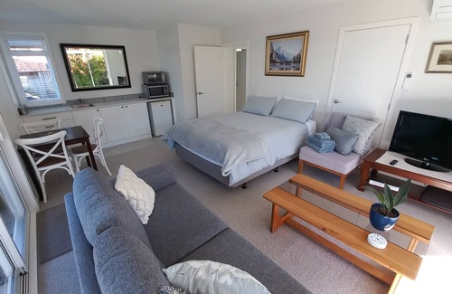 Tauranga Apartment | Stylish new apartment near city, harbours, and beautiful Mt Maunganui, sleeps 3