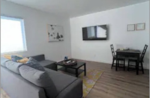 Encino Cottage | Stylish Newly Renovated 1 bedroom in Encino