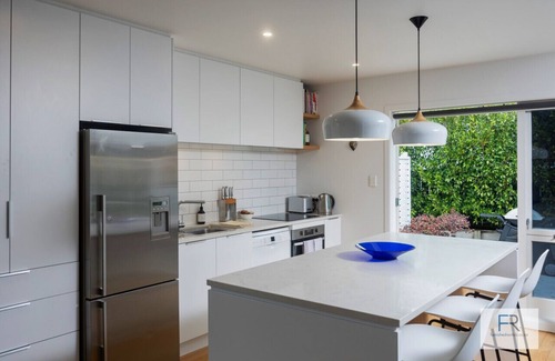 Northcote House | Stylish Northcote Point Bungalow