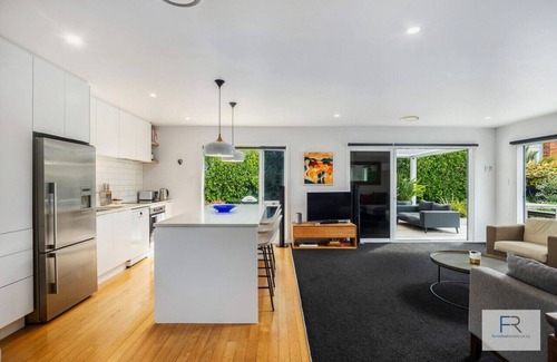 Northcote House | Stylish Northcote Point Bungalow