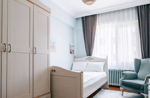 Kadikoy Apartment | Stylish Oasis with Lovely Balcony 10 min to Moda