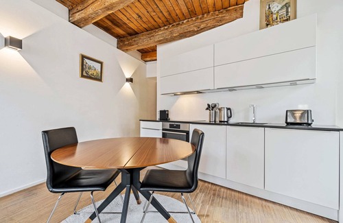 Gronn Apartment | Stylish Old Town Escape: Views & Serenity