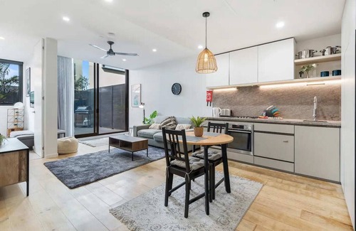 Essendon Apartment | Stylish One BD Hideaway in Essendon